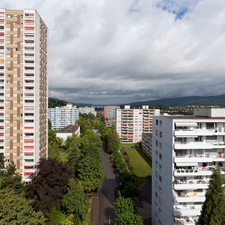 Wohnblocks in Spreitenbach, aufgenommen am Montag, 8. August 2011. (KEYSTONE/Alessandro Della Bella)