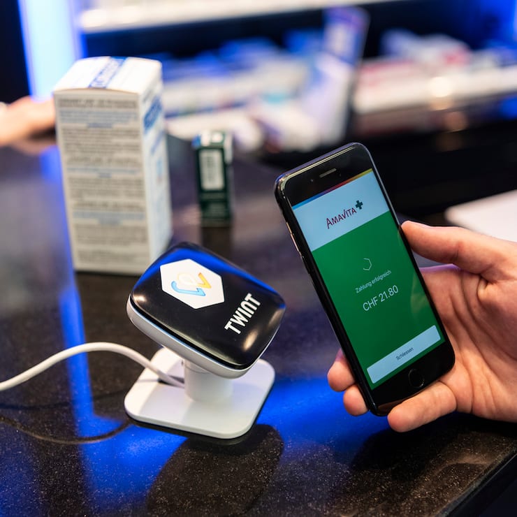 [Staged Picture] A person uses the Twint cashless payment system via app on a smartphone at a Twint beacon terminal in an Amavita pharmacy in Berne, Switzerland, on May 2, 2018. (KEYSTONE/Christian Beutler)