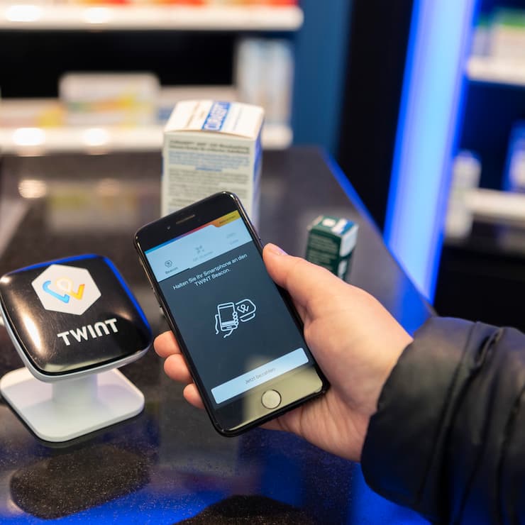 ARCHIVBILD ZU RAZZIA BEI TWINT --- [Staged Picture] A person uses the Twint cashless payment system via app on a smartphone at a Twint beacon terminal in an Amavita pharmacy in Berne, Switzerland, on May 2, 2018. (KEYSTONE/Christian Beutler)