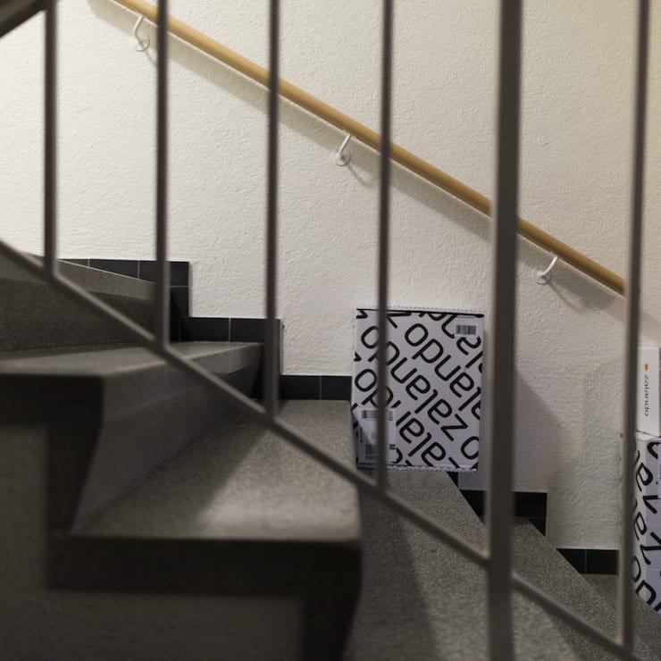Various Zalando packages stand on a staircase in an apartment complex in Zurich, Switzerland, photographed on January 7, 2016. (KEYSTONE/Gaetan Bally)Mehrere Zalando Pakete stehen auf einer Treppe in einem Wohnhaus, aufgenommen am 7. Januar 2016 in Zuerich. (KEYSTONE/Gaetan Bally)