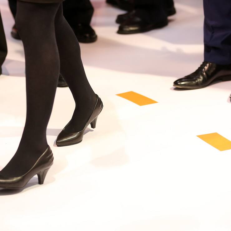 ARCHIV - 16.03.2015, Niedersachsen, Hannover: Eine Geschäftsfrau mit Pumps und Kostüm steht zwischen Geschäftsleuten mit Anzug auf einem Messestand auf der CeBIT. Frauen sind in Spitzenämtern der Thüringer Landesverwaltung noch immer unterrepräsentiert. (zu "Frauenanteil bei Spitzenjobs in Behörden bei 25 Prozent" vom 14.01.2019) Foto: Christian Charisius/dpa +++ dpa-Bildfunk +++ (KEYSTONE/DPA/Christian Charisius)