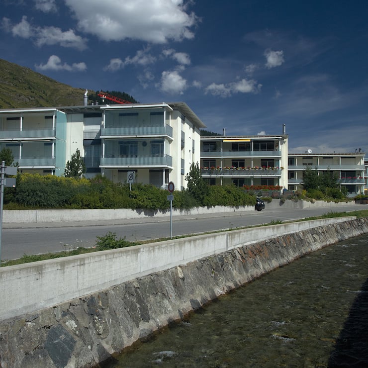 18.08.2013, Tavau (Davos), Kanton Graubuenden, Schweiz - Wohnhaeuser, die in den Sommermonaten ueberwiegend leer stehen, in Davos Dorf. Entlang des Wasserlaufs des Flueelabach liegt dieses Wohngebiet. (QF, europisch, Flelabach, Gebude, Gewsser, Graubnden, Huser, Kanton Graubnden, Wohngebude, Wohnhuser) 00R130818D063CARO.JPG (KEYSTONE/CARO/Caro / Ruffer)