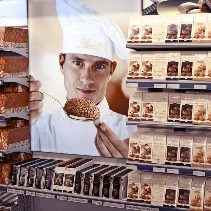 Chocolate bars at the factory store of chocolate factory "Lindt & Spruengli AG" in Kilchberg in the canton of Zurich, Switzerland, pictured on March 10, 2010. (KEYSTONE/Martin Ruetschi)Tafelschokoladen im Fabrikladen der Schokoladefabrik "Lindt & Spruengli AG" in Kilchberg im Kanton Zuerich, aufgenommen am 10. Maerz 2010. (KEYSTONE/Martin Ruetschi)