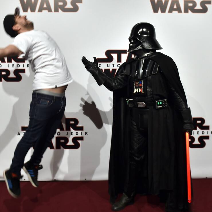Ein als Darth Vader gekleideter Cosplayer stellt an der ungarischen Premiere von "Star Wars: The Last Jedi2 im Cinema City in Budapest eine Kampfszene dar.