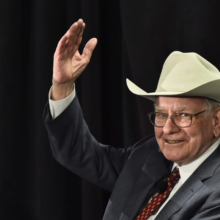 epa04696385 Nebraska Furniture Mart and Berkshire Hathaway, CEO Warren Buffett waves to the crowd after playing a ukulele while wearing a cowboy hat after answering questions for a crowd inside his new North Texas store for a cancer benefit in The Colony, Texas, USA, 08 April 2015. There are currently only three Nebraska Furniture Mart stores in United States with the new store in Texas will be the fourth. EPA/LARRY W. SMITH