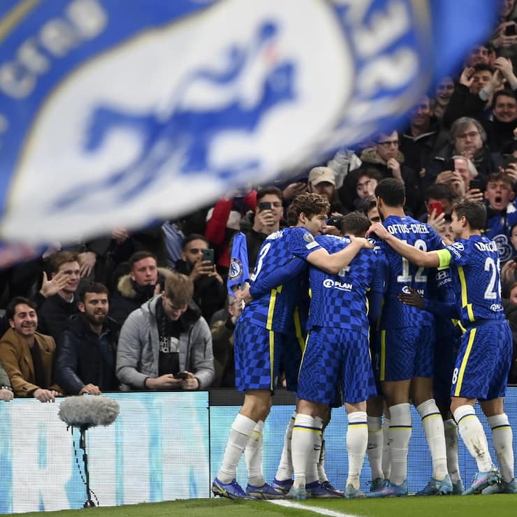 epa09777570 Players of Chelsea celebrate the 2-0 goal during the UEFA Champions League round of 16, first leg soccer match between Chelsea FC and Lille OSC (LOSC) in London, Britain, 22 February 2022. EPA/Andy Rain