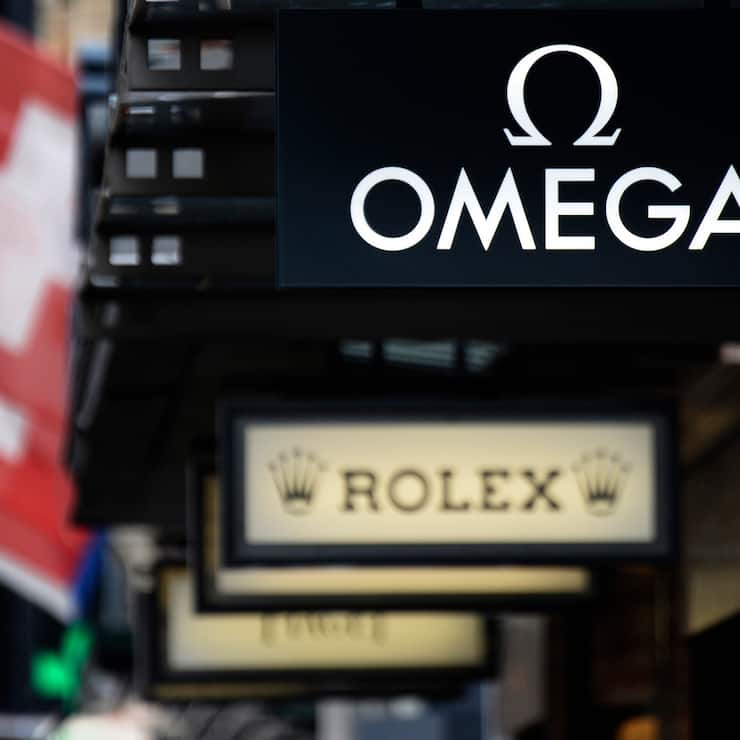 Die Logos der Schweizer Uhrenlabels Omega und Rolex an der Zürcher Bahnhofstrasse.