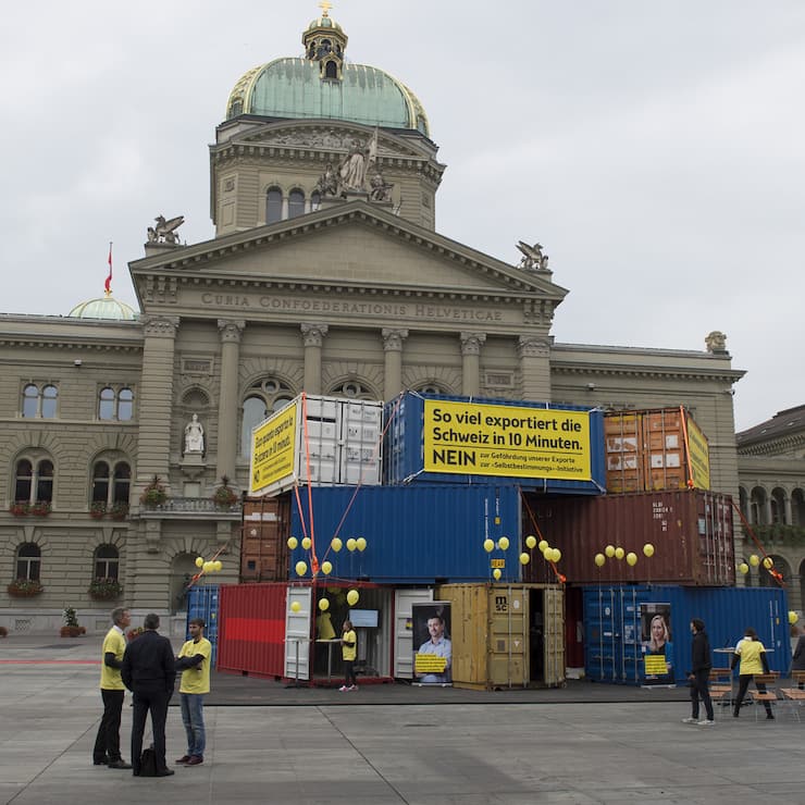 Mit einer Aktion mit 18 Frachtcontainern eroeffnet Economie Suisse den Kampf gegen die Selbstbestimmungsinitiative der SVP am Donnerstag, 11. Oktober 2018, auf dem Bundesplatz Bern. Die Volksabstimmung ueber die Selbstbestimmungsinitiative (SBI) findet am 25. November 2018 statt. (KEYSTONE/Lukas Lehmann)