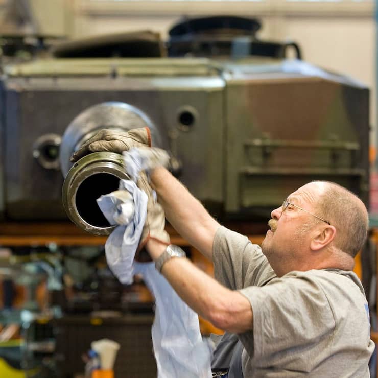 Ruag-Mitarbeiter bearbeitet ein Panzerrohr