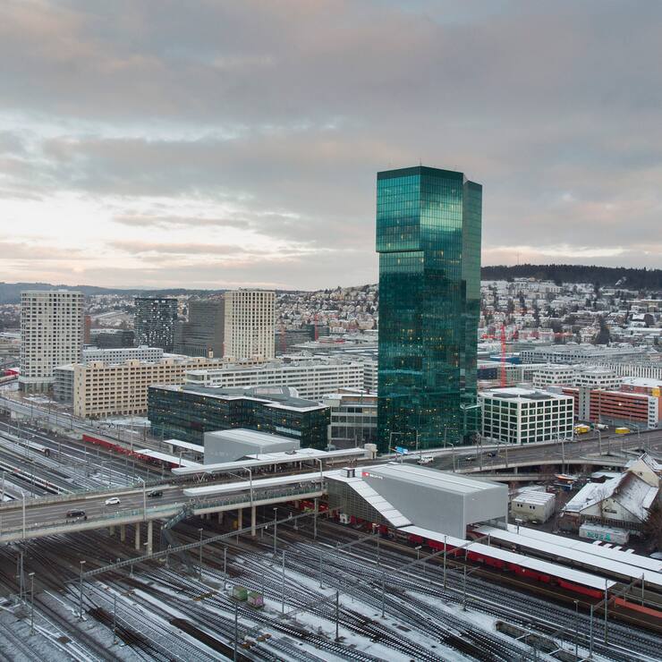 The Prime Tower building, Hardbruecke bridge and train tracks at Harbruecke train station, in Zurich, Switzerland, at dawn on January 17, 2019. (KEYSTONE/Christian Beutler)Der Prime Tower, die Hardbruecke und das Gleisfeld beim Bahnhof Hardbruecke, am 29. Januar 2019 in Zuerich. (KEYSTONE/Christian Beutler)