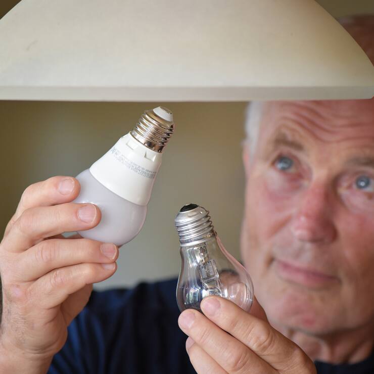 Halogenlampe wird gegen eine energiesparende LED-Lampe ausgewechselt.