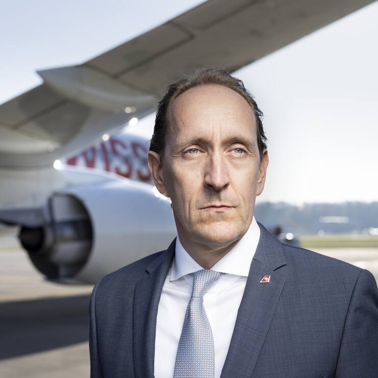 Dieter Vranckx, CEO der Fluggesellschaft SWISS, posiert neben einem Verkehrsflugzeug der SWISS auf dem Rollfeld des Flughafens Zuerich am 28. Oktober 2021 in Kloten, Zuerich. (KEYSTONE/Gaetan Bally)