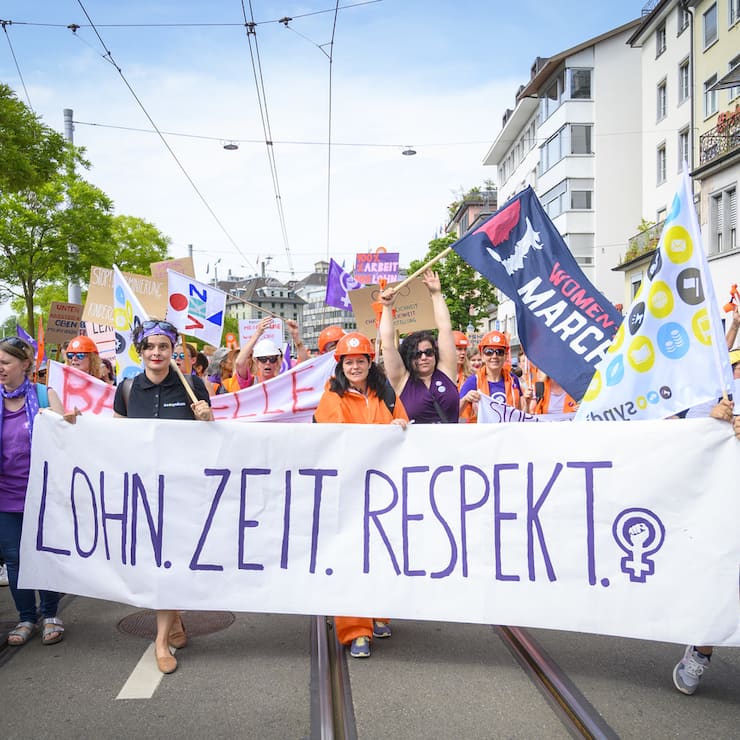 Impressionen der Grosskundgebung, die Frauen treffen sich beim Central und laufen Richtung Helvetiaplatz anlaesslich den Frauenstreik, am Freitag, 14. Juni 2019, in Zuerich. (KEYSTONE/Melanie Duchene)