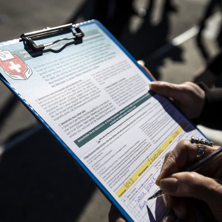 Auftakt des Initiativkomitees "Fuer eine sichere und vertrauenswuerdige Demokratie" anlaesslich des Starts der Unterschriftensammlung der Volksinitiative fuer ein E-Voting-Moratorium am Samstag, 16. Maerz 2019, in Luzern. (KEYSTONE/Alexandra Wey)