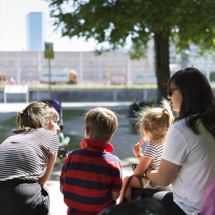 An LGBT family - a lesbian couple with their two children - on the playground of the Community Centre Wipkingen during a meeting of the umbrella organisation "Regenbogenfamilien" (LGBT Families) in Zurich, Switzerland, on June 8, 2019. (KEYSTONE/Gaetan Bally)Eine Regenbogenfamilie - ein lesbisches Paar mit ihren zwei Kindern - auf dem Spielplatz des GZ (Zuercher Gemeinschaftszentrum) Wipkingen waehrend einem Treffen des Dachverbandes "Regenbogenfamilien" am 8. Juni 2019 in Zuerich. (KEYSTONE/Gaetan Bally)