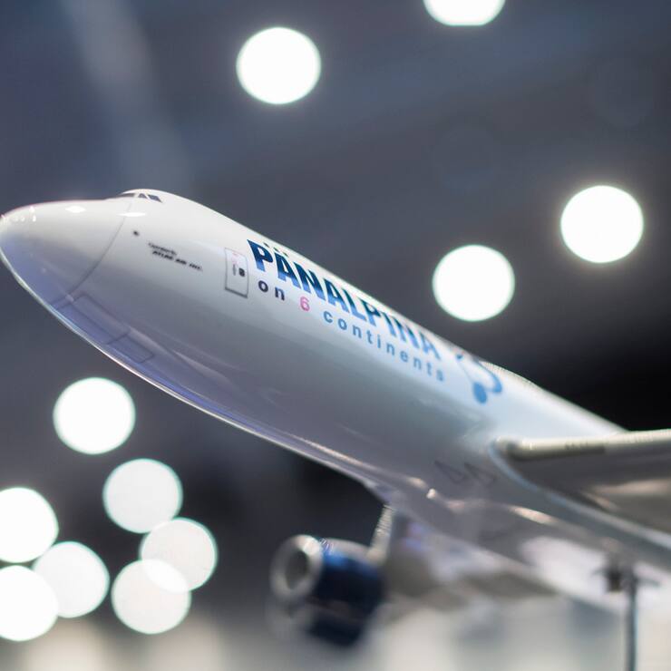 Ein Flugzeugmodell an der an der Bilanzmedienkonferenz des Logistikkonzerns Panalpina, am Mittwoch, 4. Maerz 2015, in Zuerich. Der Basler Logistikkonzern Panalpina hat im vergangenen Jahr seinen Betriebsgewinn verdoppelt und auch den Konzerngewinn deutlich gesteigert. Der Umsatz ging jedoch etwas zurueck. (KEYSTONE/Ennio Leanza)