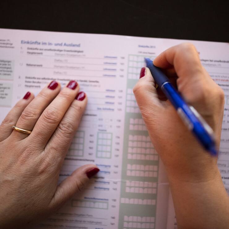 A married woman fills in details as to income made domestically and internationally in a Swiss tax return, photographed in Zurich, Switzerland, on February 3, 2016. (KEYSTONE/Gaetan Bally)Eine verheiratete Frau fuellt Angaben zu Einkuenften im In- und Ausland in eine Steuererklaerung ein, aufgenommen am 3. Februar 2016 in Zuerich. (KEYSTONE/Gaetan Bally)