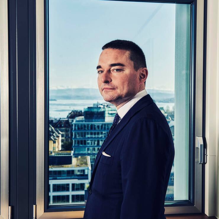 Porträt von Lars Windhorst vor einem Fenster und über dem Zürichsee.