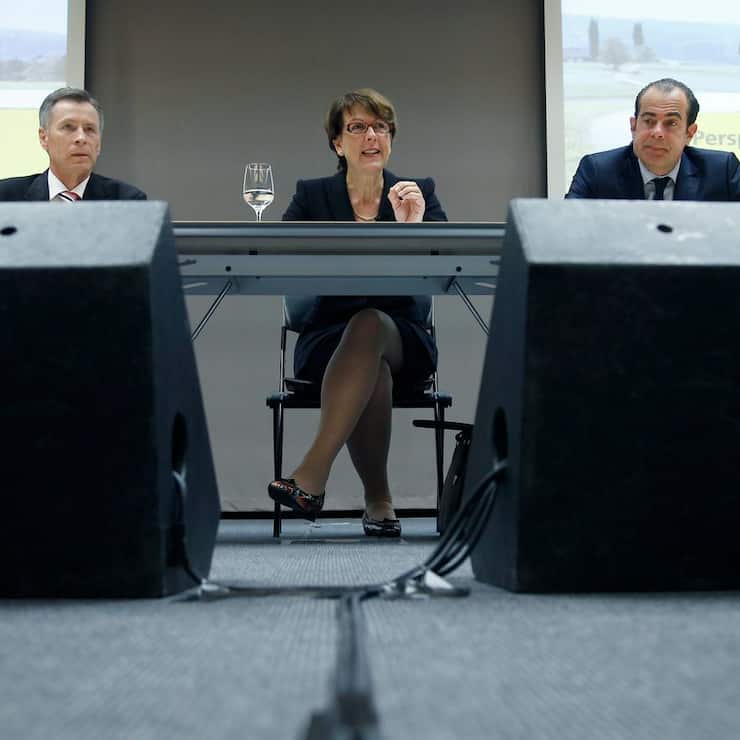 Susanne Ruoff, Konzernleiterin Post, Mitte, spricht an der Seite von Ulrich Hurni, Leiter PostMail, links, und Frank Marthaler, Leiter Swiss Post Solutions,