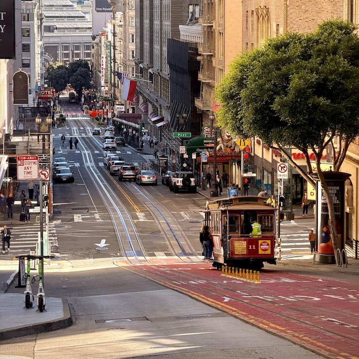 <p>San Francisco ist wegen der vielen KI-Firmen, die in die Stadt ziehen, zur neuen Boomtown geworden. Ganz so poliert wie an touristischen Orten ist die Realität jedoch nicht.</p>