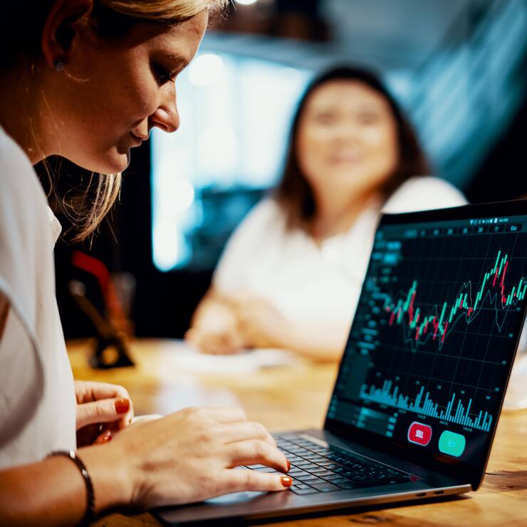 Cafe junge Leute Tisch Laptop Aktienkurse