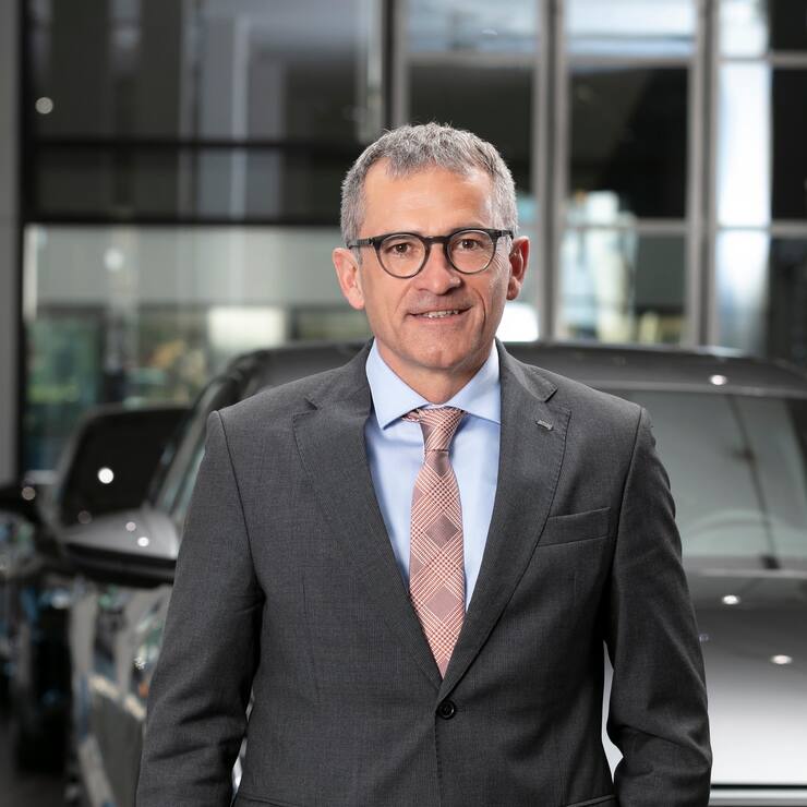 Helmut Ruhl arbeitet seit 2017 bei der Amag, seit März 2021 als CEO. Er studierte in Würzburg BWL, bildete sich am IMD Lausanne weiter, arbeitete weltweit in Führungspositionen bei Daimler/Mercedes.