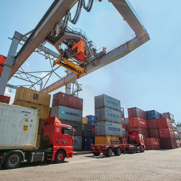 A crane unloads containers from a truck at the crane at the harbor Kleinhueningen, in Basel, Switzerland, pictured on March 29, 2011. (KEYSTONE/Gaetan Bally)Ein Kran entlaedt am 29. Maerz 2011 Container von Lastwagen im Hafen Kleinhueningen in Basel. (KEYSTONE/Gaetan Bally)