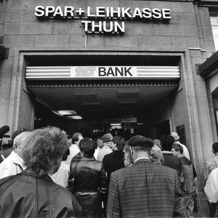 Anstehen im Herbst 1991: Kunden der SLT bangen um ihre Ersparnisse.