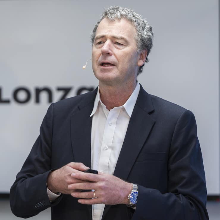 Marc Funk, COO Pharma und Biotech Lonza, waehrend der Pressekonferenz zum Spatenstich der Biologika-Produktion in strategischer Partnerschaft von Lonza und Sanofi in Visp am Freitag, 22. September 2017. In die Grossanlage, die im Rahmen eines Joint Venture in Visp gebaut wird, investieren Sanofi und Lonza insgesamt CHF 290 Millionen zu gleichen Teilen. (KEYSTONE/Dominic Steinmann)