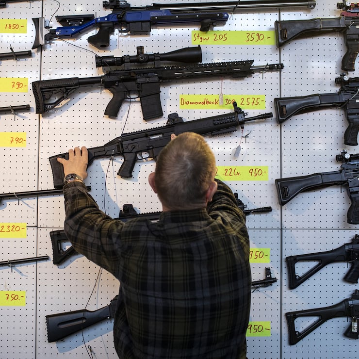 ARCHIV -- ZU DEN ABSTIMMUNGEN AM SONNTAG, 19. MAI 2019, UEBER DAS EU-WAFFENRECHT UND DEN AHV-STEUERDEAL, STELLEN WIR IHNEN FOLGENDES BILDMATERIAL ZUR VERFUEGUNG -- ..Die 45. Internationale Waffen-Sammlerboerse, fotografiert am Freitag, 29. Maerz 2019, in Luzern. (KEYSTONE/Alexandra Wey)