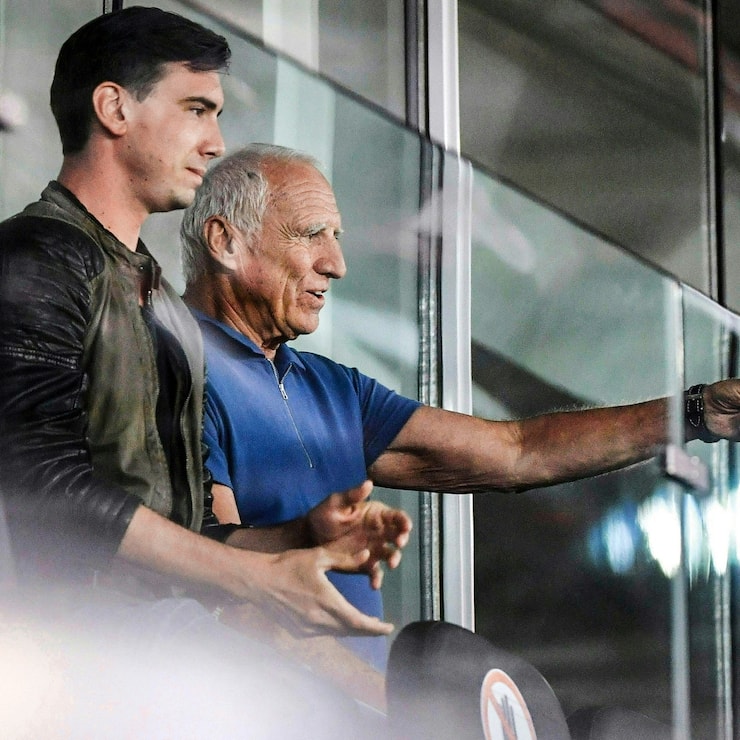 ABD0006_20221023 - SALZBURG - ÃSTERREICH: ++ ARCHIVBILD ++ ZU APA0001 VOM 23.10.2022 - Red Bull-MitgrÃ¼nder und Firmenchef Dietrich Mateschitz (r.) mit Sohn Mark Gerhardter am Mittwoch, 1. Juli 2020, wÃ¤hrend einer tipico-Bundesliga-Begegnung in Salzburg. Dietrich Mateschitz ist am Samstag, 22. Oktober 2022, im Alter von 78 Jahren nach einer kurzen, schweren Krebserkrankung verstorben. (ARCHIVBILD VOM 1.7.2020) - FOTO: APA/BARBARA GINDL
