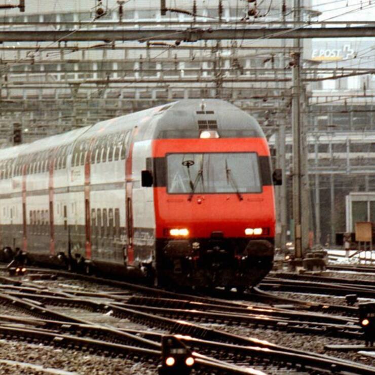 Ein SBB-Doppelstockzug bei der Einfahrt in den Bahnhof Luzern