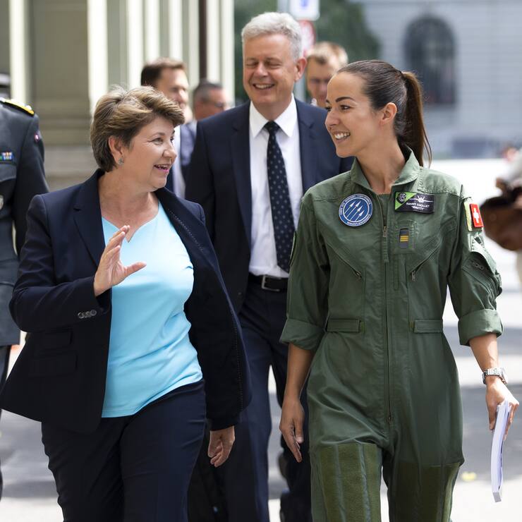 Bundesraetin Viola Amherd, vorne links, Hptm Fanny Chollet Berufsmilitaerpilotin, vorne rechts, KKdt Thomas Suessli, Chef der Armee, hinten, links, und Ruestungschef Martin Sonderegger, hinten rechts, kommen zu einer Medienkonferenz des Bundesrates zur Beschaffung neuer Kampfflugzeuge, am Freitag, 26. Juni 2020 in Bern. (KEYSTONE/Peter Klaunzer)