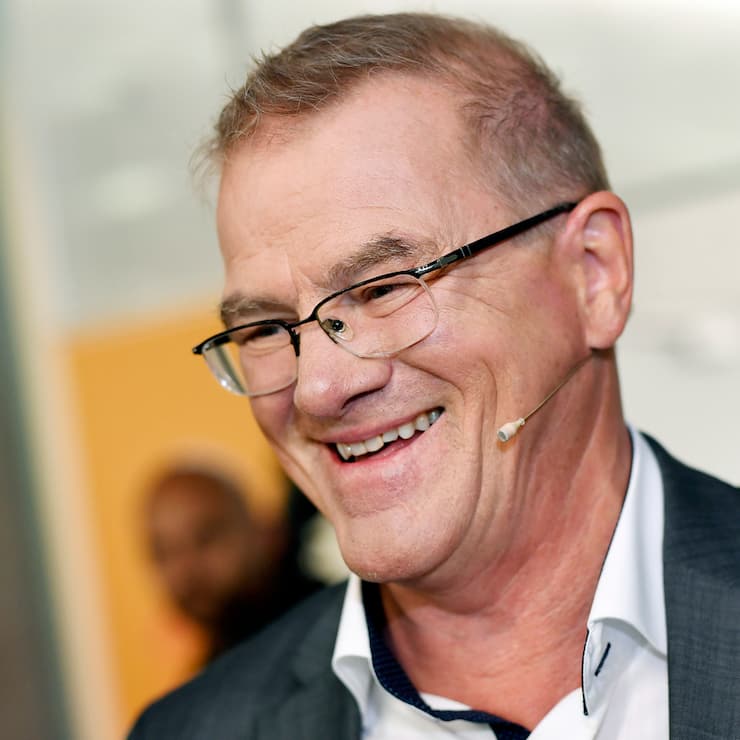 Sika CEO Paul Schuler an einer Medienkonferenz in Zuerich am Freitag, 11. Mai 2018. Eine der laengsten Uebernahmeschlachten Europas ist zu Ende. Der franzoesische Baustoffkonzern Saint-Gobain willigte nach heftiger Gegenwehr ein, auf eine Uebernahme von Sika zu verzichten.(KEYSTONE/Walter Bieri)