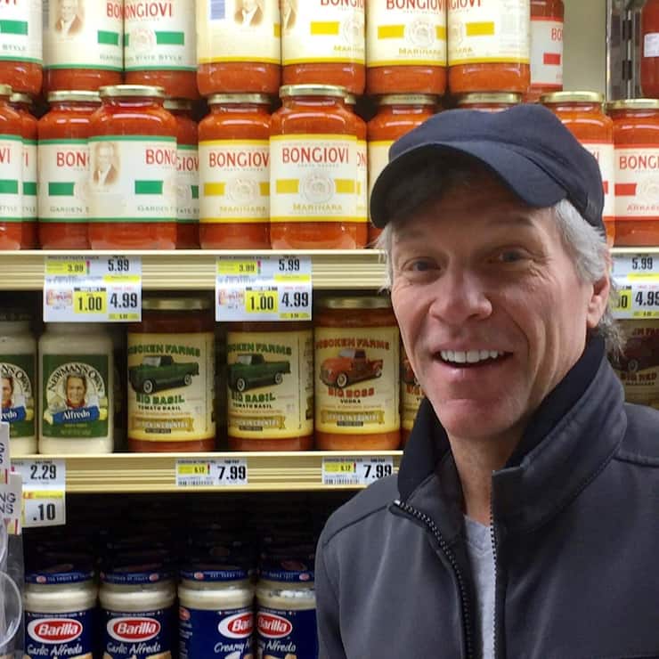 <p>Jon Bon Jovi hilft mit seinem Promi-Status, die Pastasaucen seiner Familie zu vermarkten.</p>