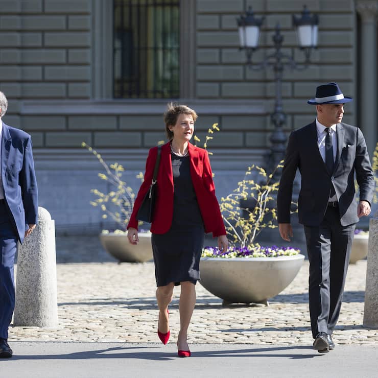 Bundesrat Alain Berset, Bundespraesidentin Simonetta Sommaruga und Bundesrat Guy Parmelin, von rechts, kommen zu einer Medienkonferenz des Bundesrates ueber die Situation des Coronavirus, am Mittwoch, 8. April 2020 in Bern. (KEYSTONE/Peter Klaunzer)