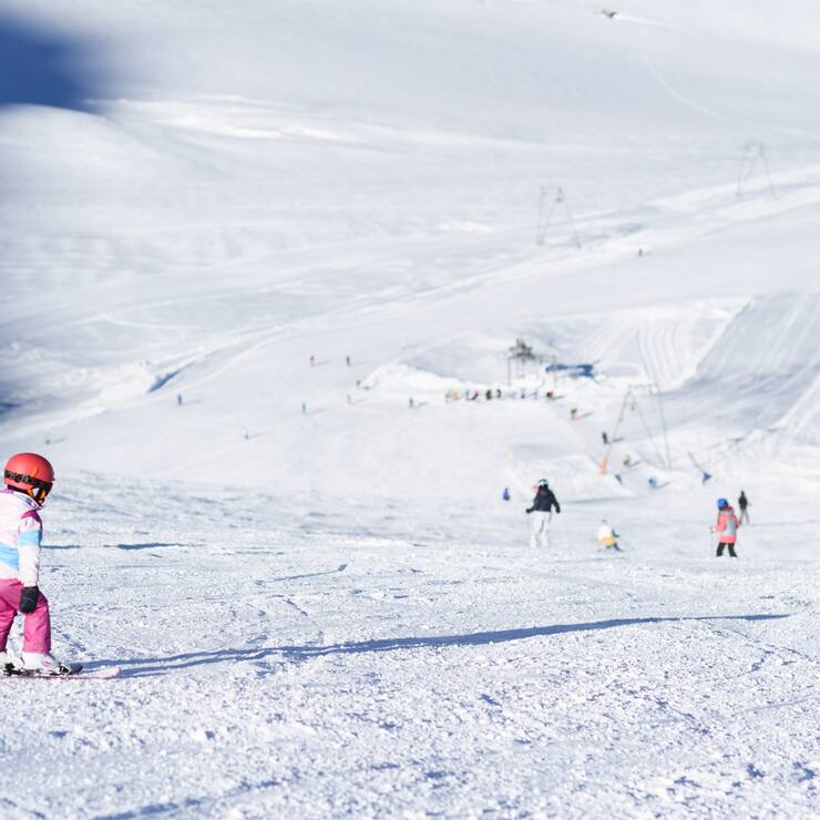 Ein junger Skifahrer faehrt auf der Piste am ersten Wochenende der diesjaehrigen Wintersportsaison, fotografiert am Sonntag, 4. Dezember 2016 in Saas-fee. (KEYSTONE/Manuel Lopez)