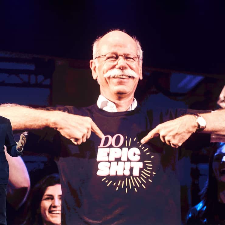 Dieter Zetsche, Vorstandsvorsitzender der Daimler AG, ist bei einer Präsentation mit einem Shirt mit der Aufschrift «Do Epic Shit» auf einem Videoscreen zu sehen. Zetsche gibt seinen Posten im Mai 2019 auf. Foto: Bernd Thissen/dpa +++ dpa-Bildfunk +++ (KEYSTONE/DPA/Bernd Thissen)