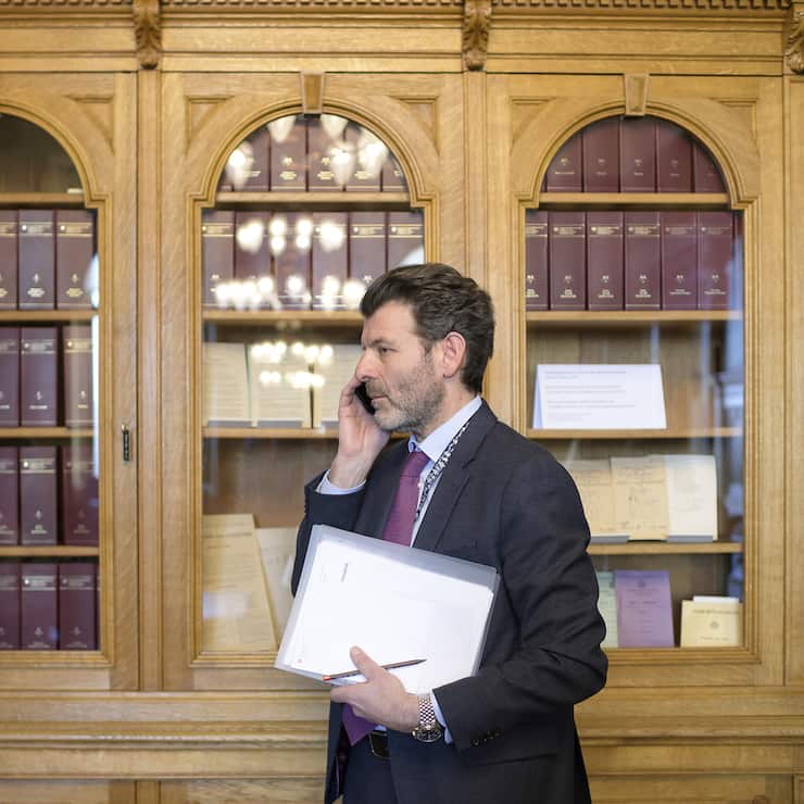 Staatssekretaer Roberto Balzaretti, ist am Telefon waehrend der Fruehlingssession der Eidgenoessischen Raete, am Donnerstag, 21. Maerz 2019 im Nationalrat in Bern. (KEYSTONE/Anthony Anex)