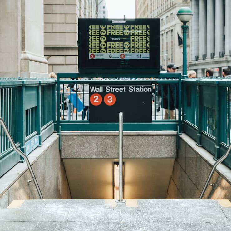 Eingang zu einer U-Bahn-Station bei der Wall Street in New York.