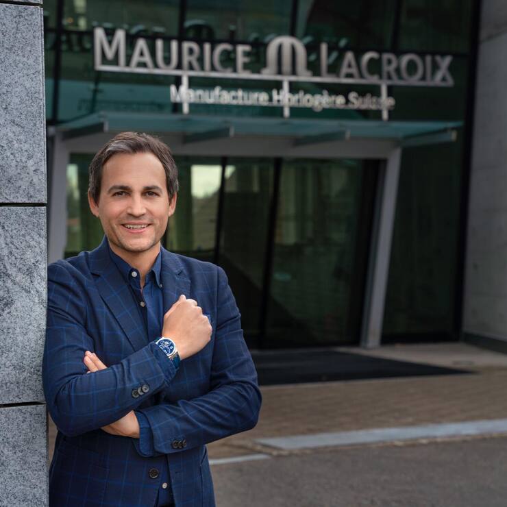 Stéphane Waser vor der Manufaktur im jurassischen Saignelégier.