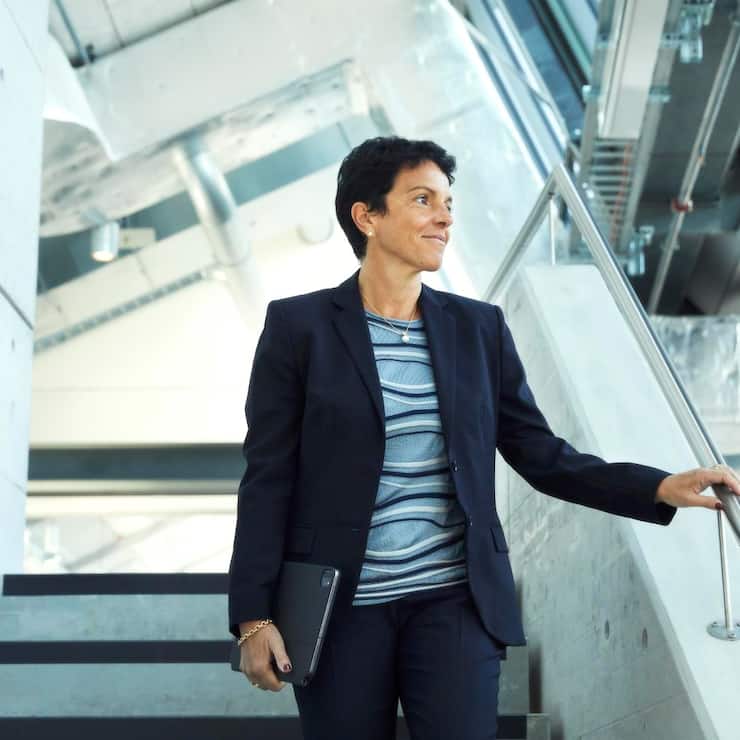 Dormakaba-CEO Sabrina Soussan, fotografiert auf der Treppe im Unternehmen.
