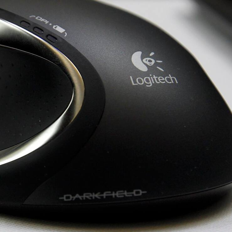 Eine Logitech Maus ist ausgestellt am Donnerstag, 29. April 2010 in Zuerich. Der Umsatz sank im Geschaeftsjahr 2009/2010 erneut und betrug noch 2 Milliarden Dollar, gegenueber 2,2 Milliarden letztes Jahr. Der Betriebsgewinn verringerte sich auf 78 Millionen Dollar. (KEYSTONE/Alessandro Della Bella)