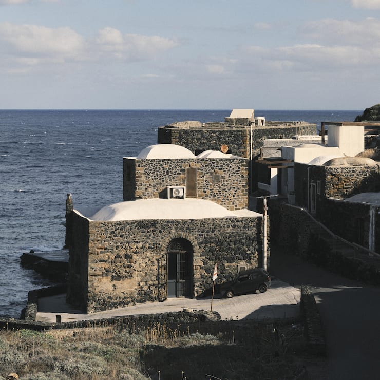 <p>Die typischen Häuser auf Pantelleria verfügen über gewölbte Kuppeldächer, die Regenwasser auffangen können.</p>