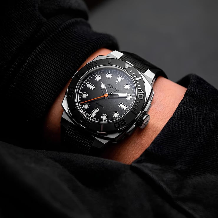 <p>Alpina × TRTS ­Seastrong Diver</p><p>Gehäuse: 39 mm, Edelstahl;<br />Werk: AL-520;<br />Gangreserve: 38 h;<br />Preis: 2195 Fr.</p>