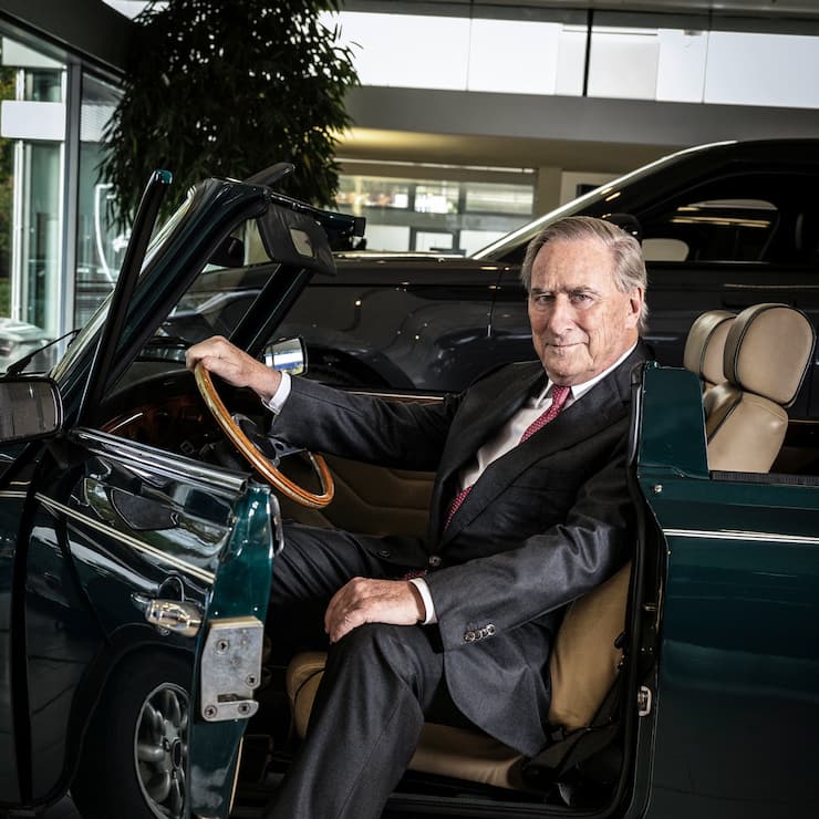 WalterFrey undsein MiniDieses Cabrio ist eins seiner Lieblinge. Beim Offenfahren trägt er gern eine Sherlock-Holmes-Mütze.