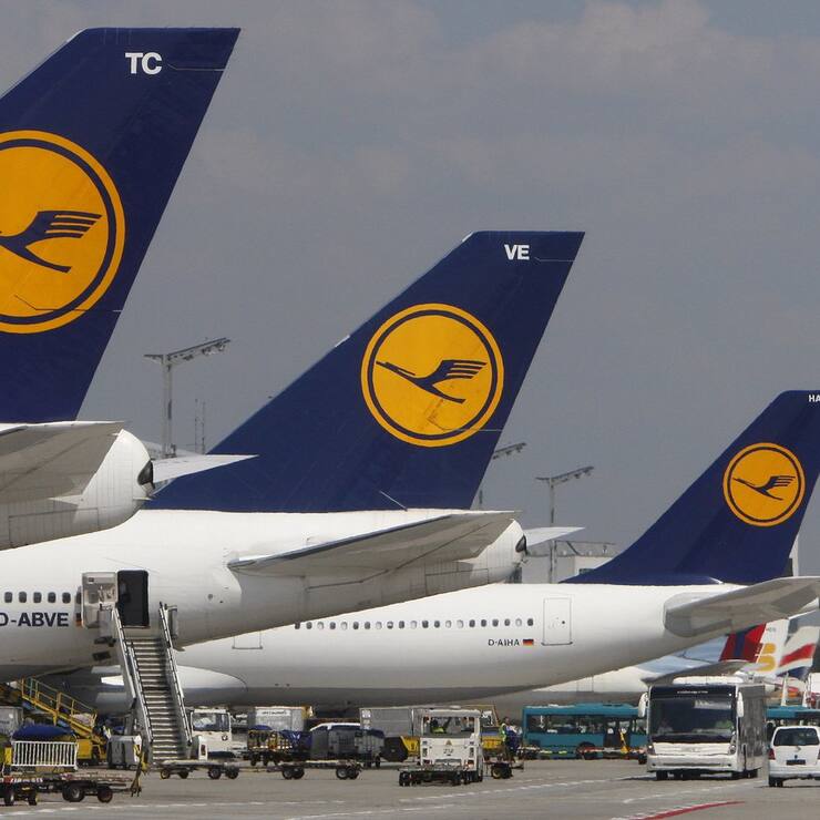 Flugzeuge der Lufthansa stehen am 28. Juli 2008 am Flughafen in Frankfurt am Main.Zum zweiten Mal binnen einer Woche haben die Flugbegleiter der Lufthansa ihre Arbeit fuer mehrere Stunden niedergelegt. (AP Photo/Daniel Roland)