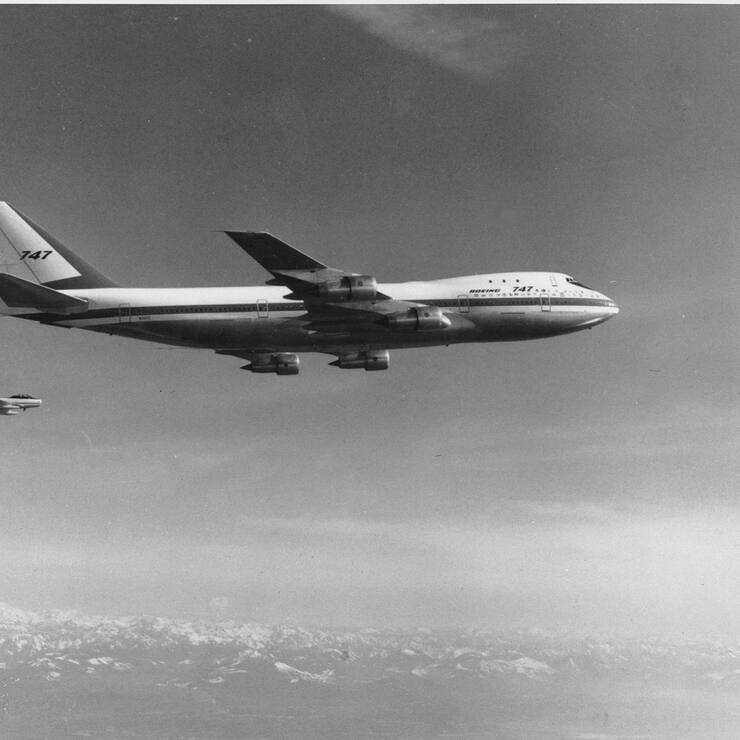 --- ARCHIVE --- VOR 50 JAHREN AM 9. FEBRUAR 1969 STARTET DIE DIE BOEING 747, AUCH JUMBO-JET GENANNT, IHREN ERSTFLUG --- A Boeing model 747, the largest commercial jetliner in the world, flies over the Puget Sound area of western Washington state in Oct. 1969.  The 747 jet is accompanied by a Sabre V chase plane, background, to observe certain flight tests. (KEYSTONE/AP Photo/Str)....