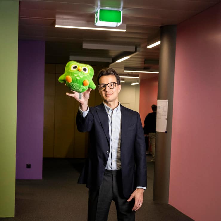 Duolingo / Severin Hacker im Medienpark ZÃ¼rich Severin Hacker, Duolingo BILANZ ONLY! ALL OTHERS: USAGE RESTRICTED / SPERRFRIST BILANZ / REQUEST PERMISSION FROM BILANZ BILDREDAKTION. Duolingo Severin Hacker ACHTUNG: Bilanz Exklusiv!!!!! Keine Verwendung vor 04/2025. NUR NACH RÃCKSPRACHE MIT BILANZ BILDREDAKTION MÃGLICH!
