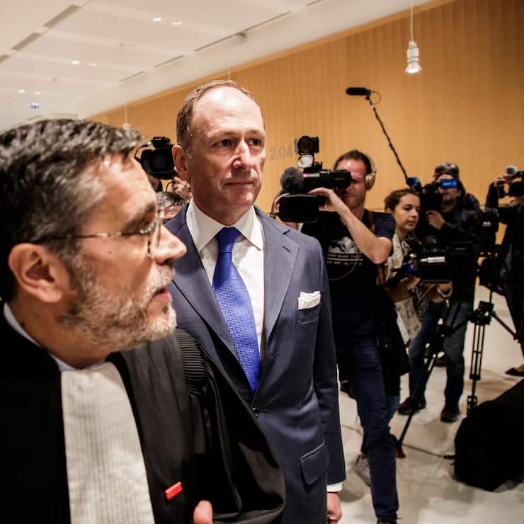 epa07079182 Legal expert of UBS Markus Diethelm (C) arrives at the Paris courthouse, France, 08 October 2018, prior to the trial of Swiss Bank UBS over allegations it established a wide-ranging tax fraud scheme involving billions of euros.  EPA/CHRISTOPHE PETIT TESSON